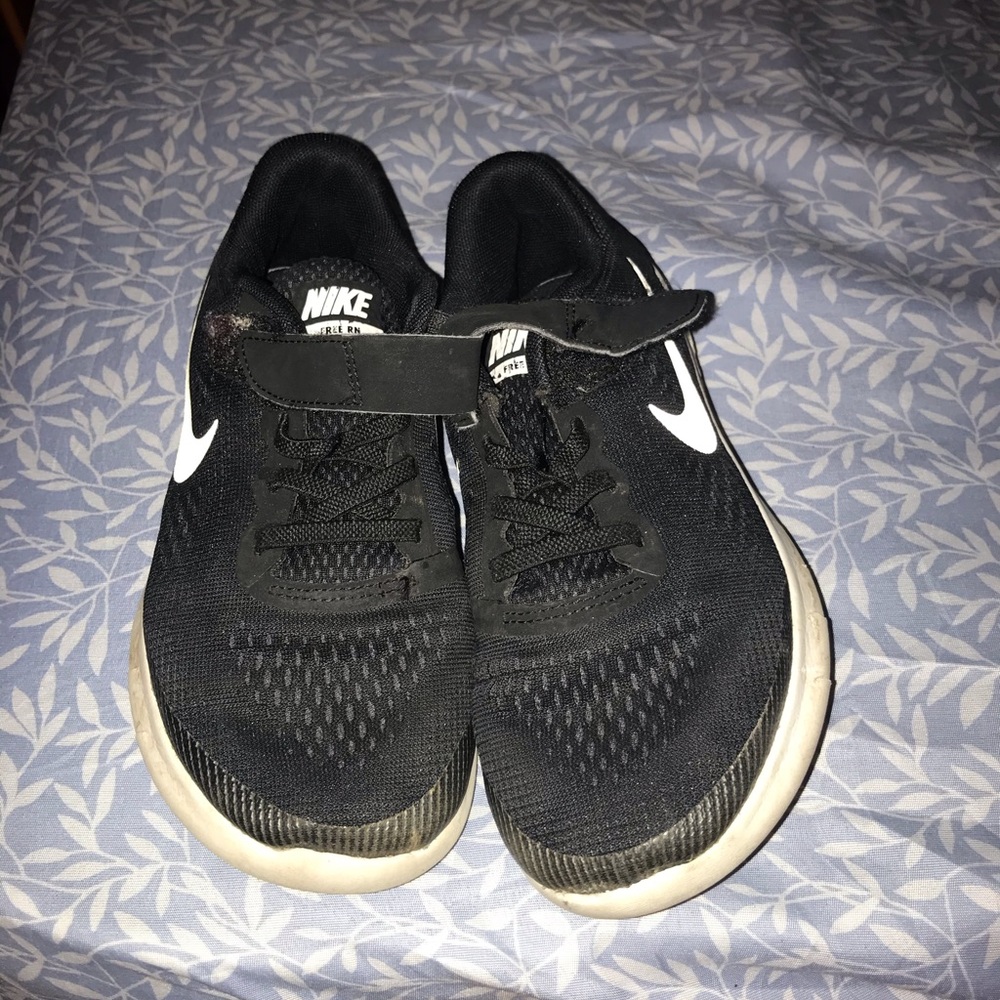 Boys free rn sneakers